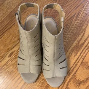 Super cute Clarks! Worn one time for a wedding!